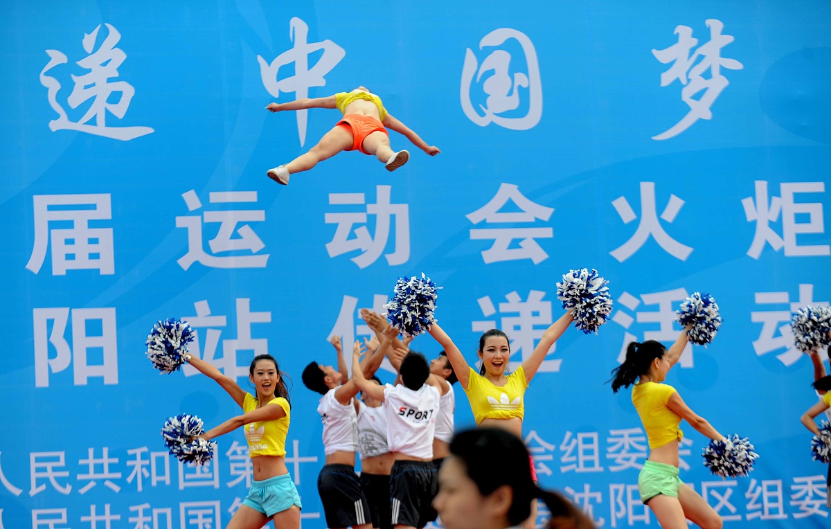 观众热情加油助力运动员发挥