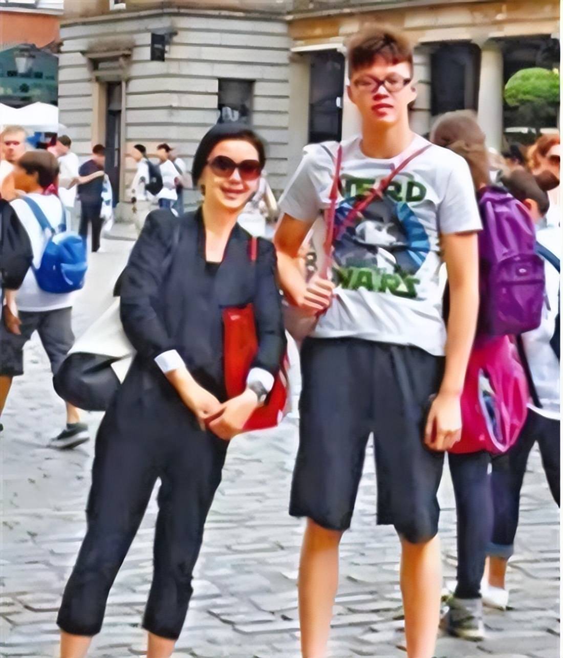 雷火电竞app-游泳选手赛后落泪，背后故事感人