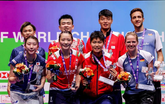 中国队碾压日本队，黄鸭组合点燃赛场