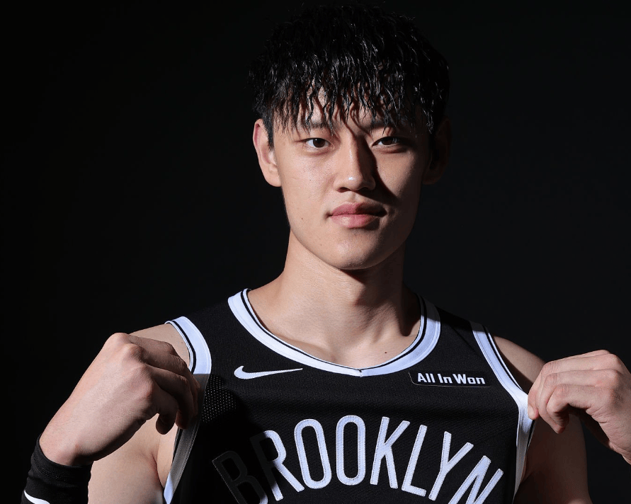 篮网全明星球员亮相：球队士气高昂