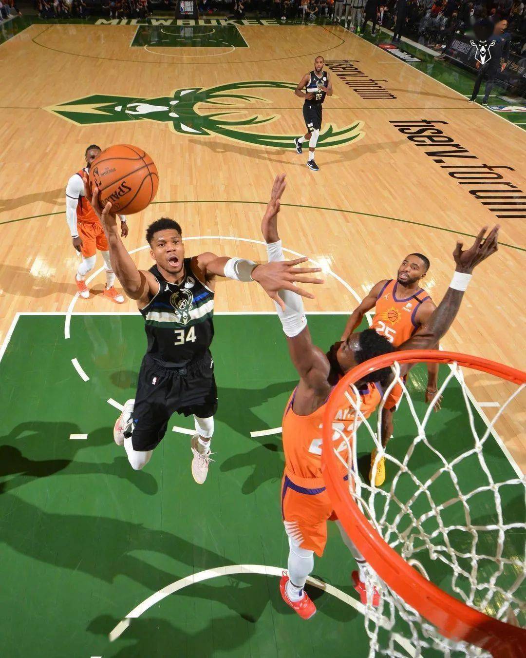 雷火电竞合作-福建队鏖战骑士，字母哥统治全场